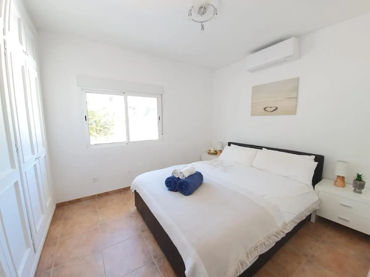 Seaside Villa: 5-Bedroom Retreat with Pool and Ocean Views Manilva