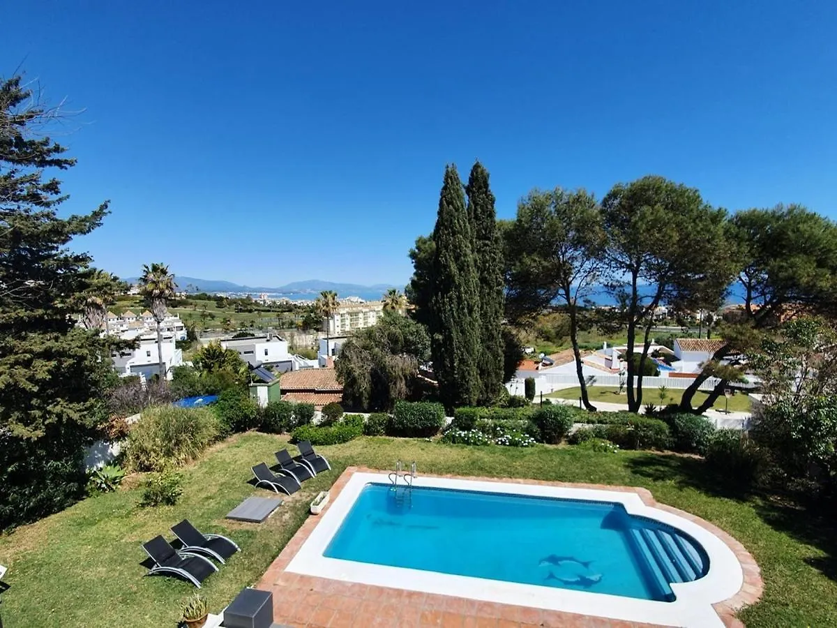 Seaside Villa: 5-Bedroom Retreat with Pool and Ocean Views Manilva