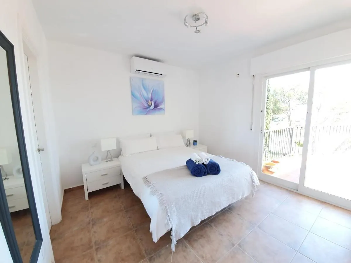 Seaside Villa: 5-Bedroom Retreat with Pool and Ocean Views Manilva Villa