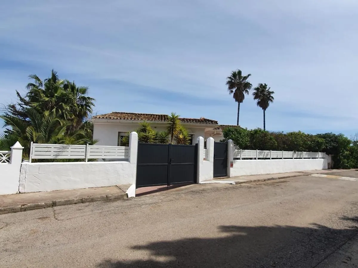 Villa Seaside Villa: 5-Bedroom Retreat with Pool and Ocean Views Manilva