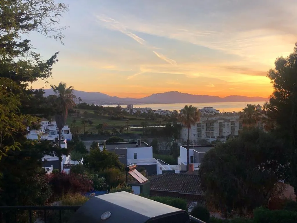 Seaside Villa: 5-Bedroom Retreat with Pool and Ocean Views Manilva