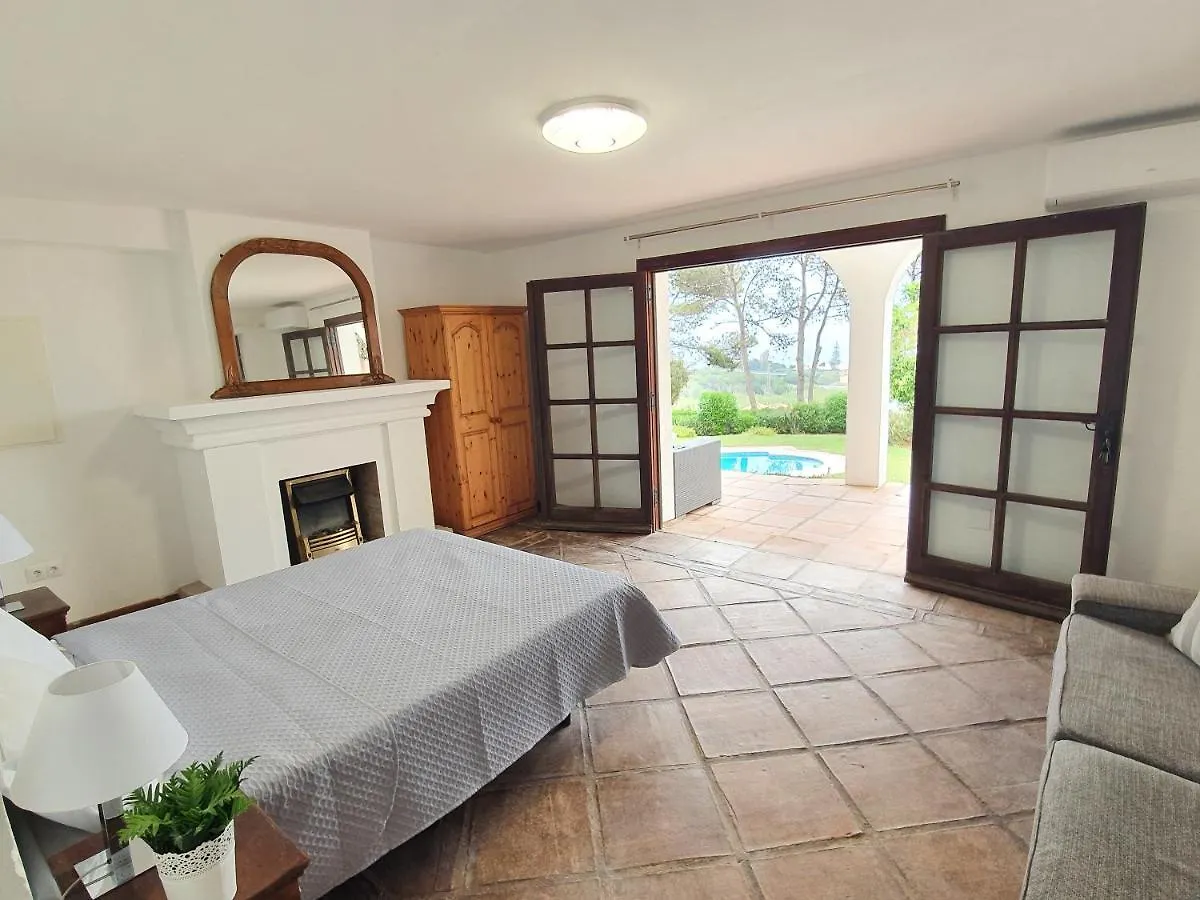 Seaside Villa: 5-Bedroom Retreat with Pool and Ocean Views Manilva