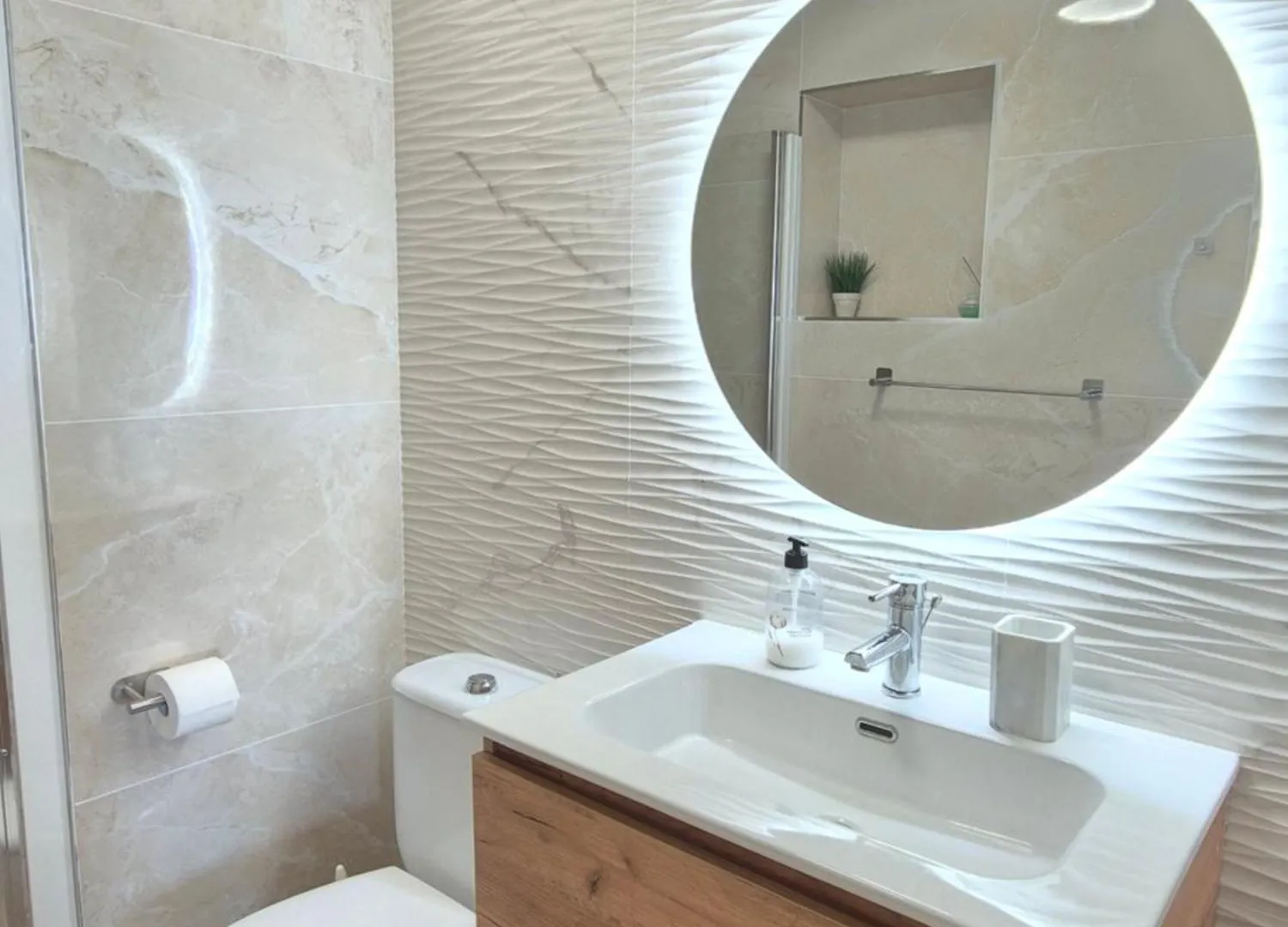 Seaside Villa: 5-Bedroom Retreat with Pool and Ocean Views Manilva Spain