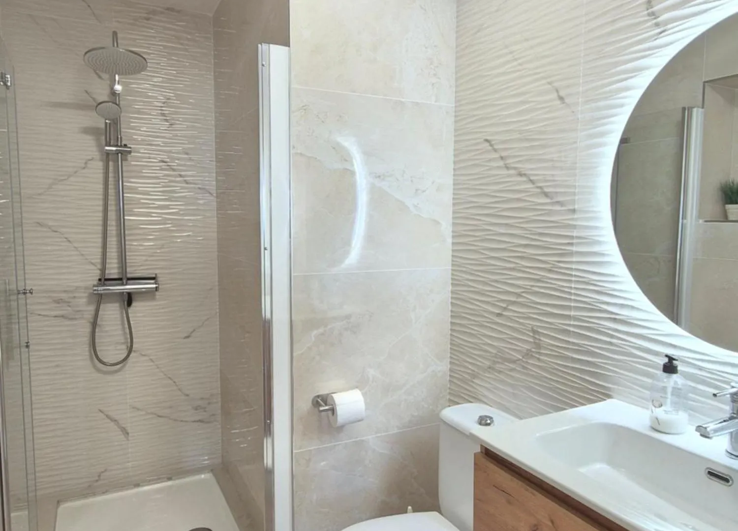 Villa Seaside Villa: 5-Bedroom Retreat with Pool and Ocean Views Manilva